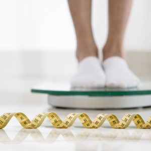 fermez-les-jambes-sur-la-machine-de-poids